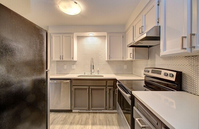 Building Photo - Cozy 2 bdrm 2 bath Condo - HALF OFF the 1s...