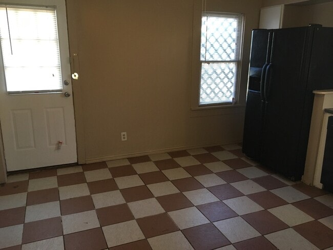 Building Photo - Very cute 2 Bedroom 1 Bath with Bonus Room.