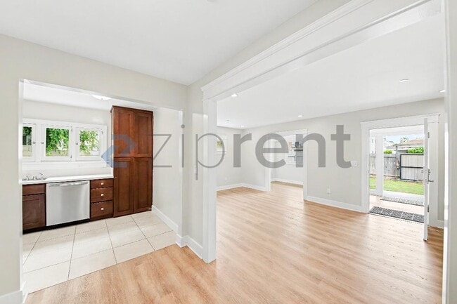 Building Photo - Unit