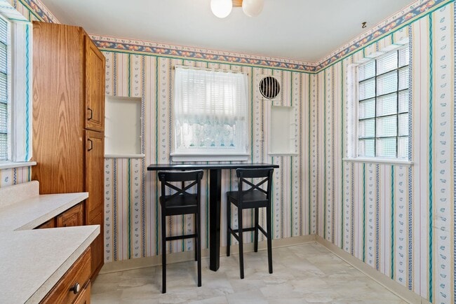 Building Photo - Newly Renovated 3Bd/1.5 Bath Home -- Avail...