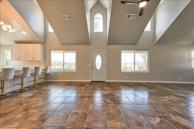 Building Photo - 880 La Terraza Blvd