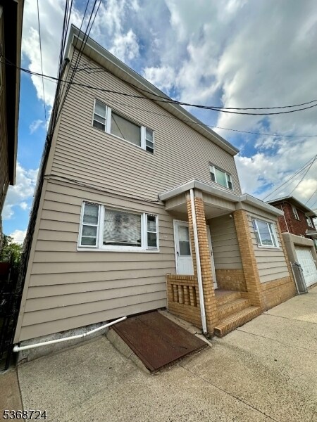 Building Photo - 307 Amity St