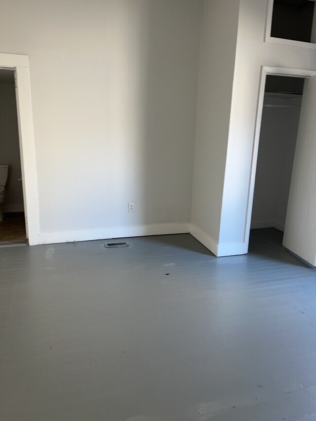 Building Photo - 2 Bedroom 1 bathroom