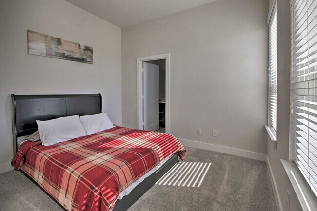 Building Photo - 2107 Stuart St