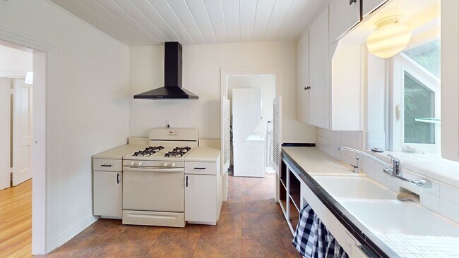 Building Photo - Charming Cape Cod Home | Hardwood Flooring