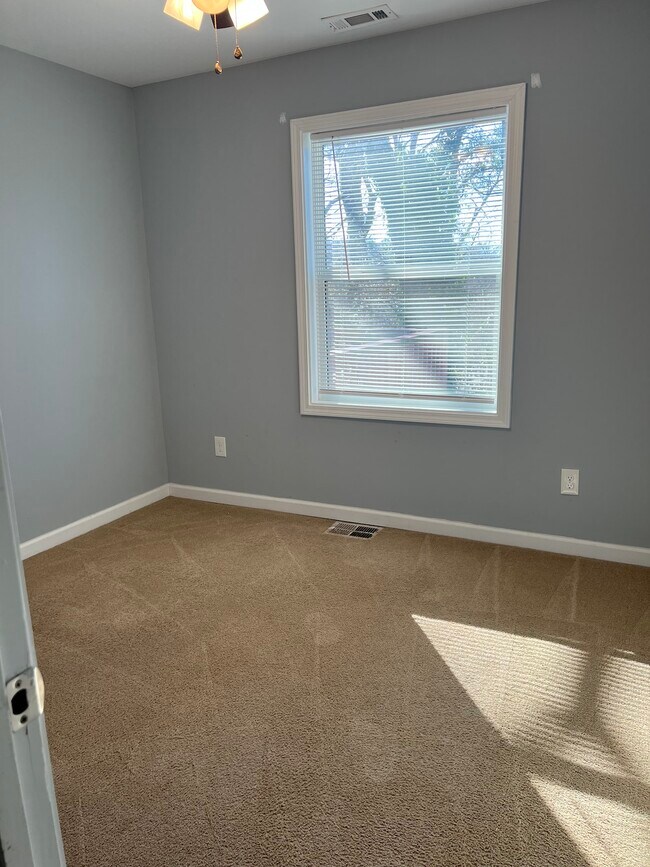 Building Photo - 43 Finch Dr SE