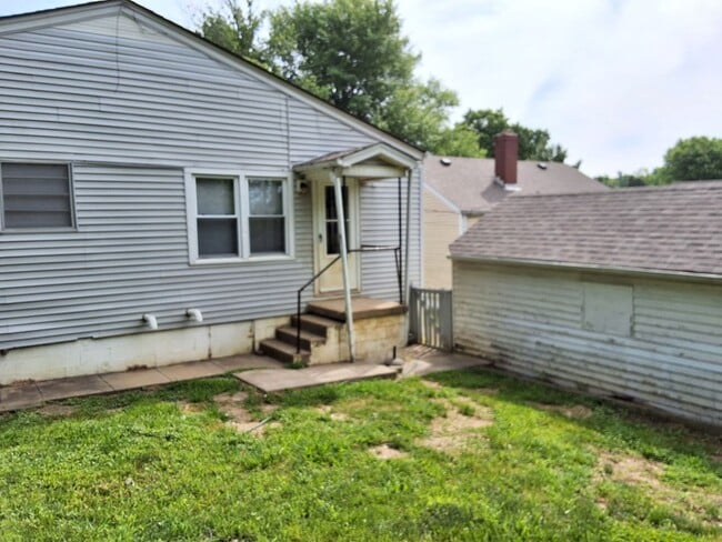 Building Photo - 320 Meadow Ln