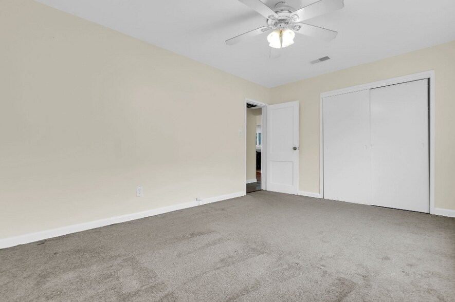 Building Photo - 10411 Montrose Ave