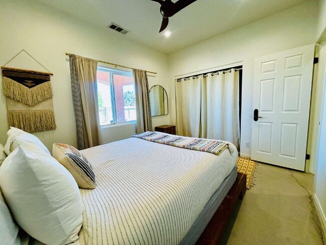 Building Photo - Gorgeous, renovated home on 2 acres in quiet neighborhood.