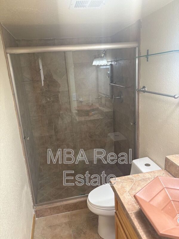 Building Photo - 4027 E Windrose Dr