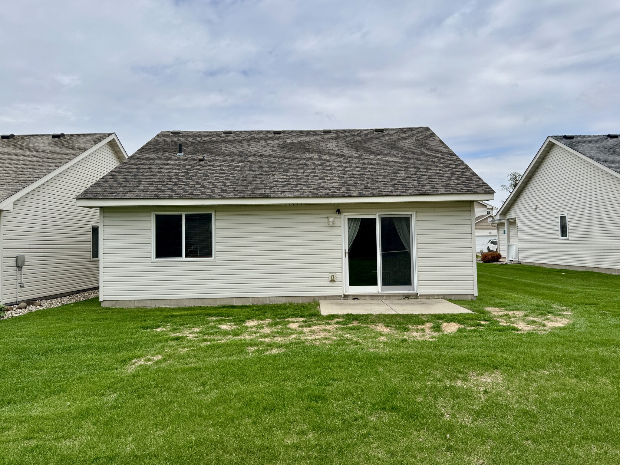 Building Photo - 438 Lake Trl