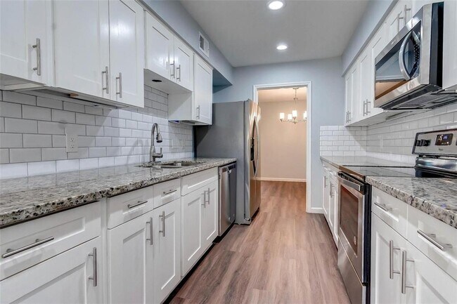 Building Photo - 13168 Trail Hollow Dr