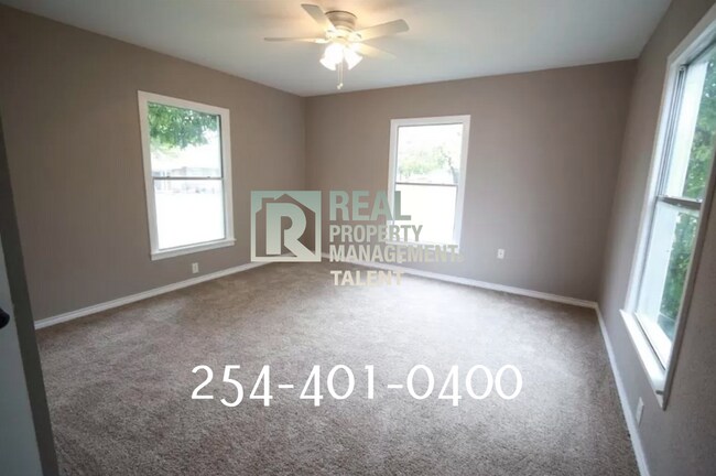 Building Photo - **Available in August** 3 Bedroom, 1 Bathr...