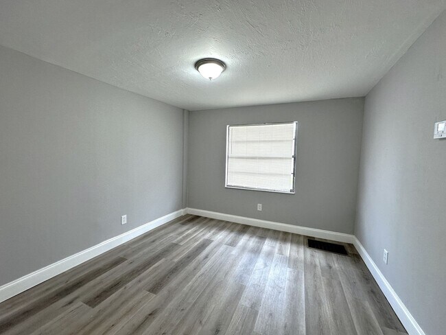 Building Photo - 2117 Mitchell Ct