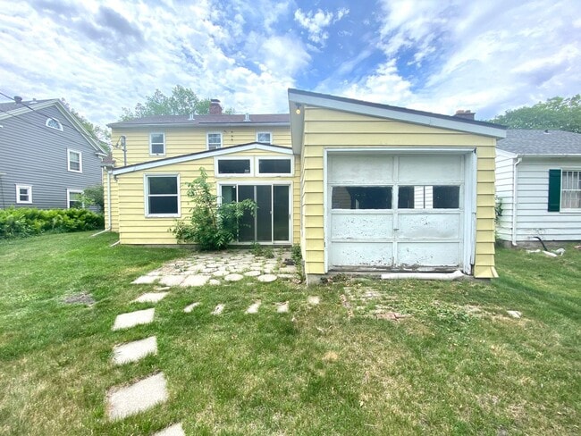 Building Photo - 5 bed 1.5 Bath Single Family Home! Near NDSU!