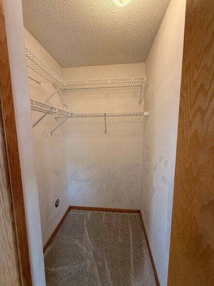 Walk in closet in master bedrom - 2240 Ranchview Ln N