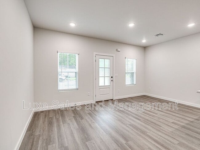 Building Photo - 606 W 2nd St