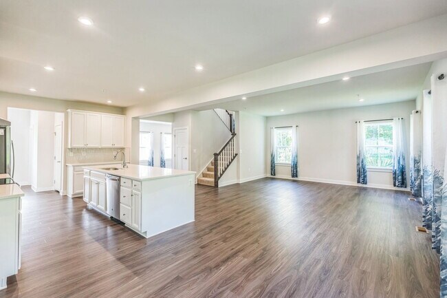 Building Photo - 8327 Legacy Cir E