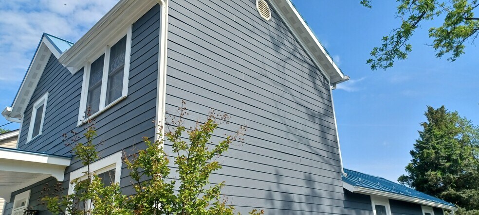 Building Photo - 705 Elsom St