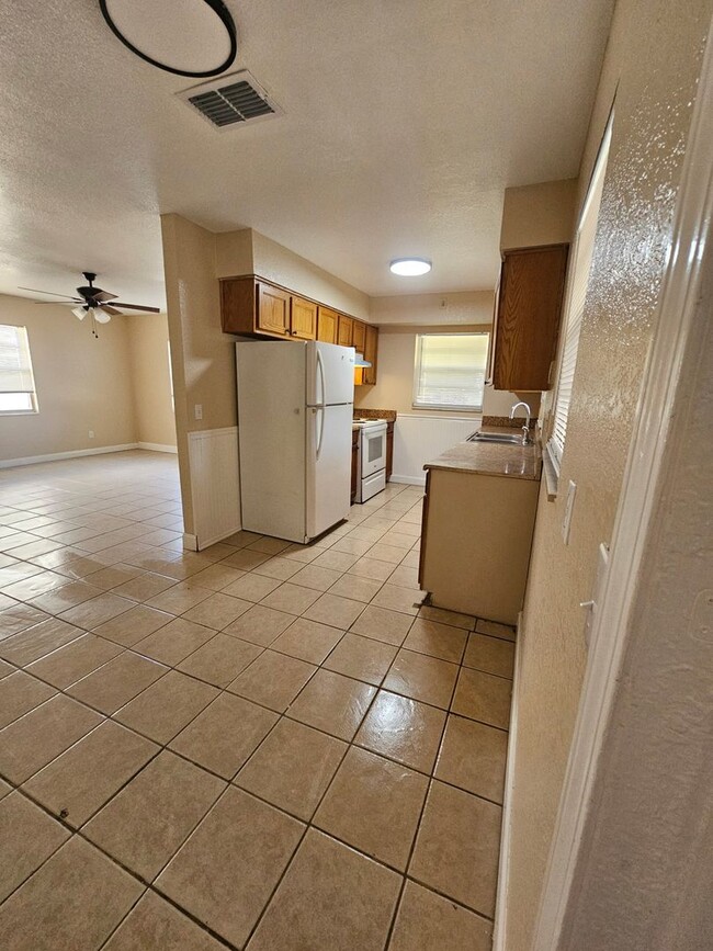 Building Photo - 1605 N Lake Shipp Dr