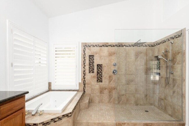 Building Photo - 3350 S Oleander Dr
