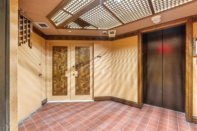 Building Photo - 520 Brickell Key Dr