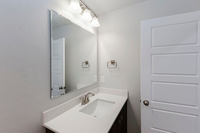 Building Photo - Adorable and affordable attached townhome for rent in Nampa! A must see!