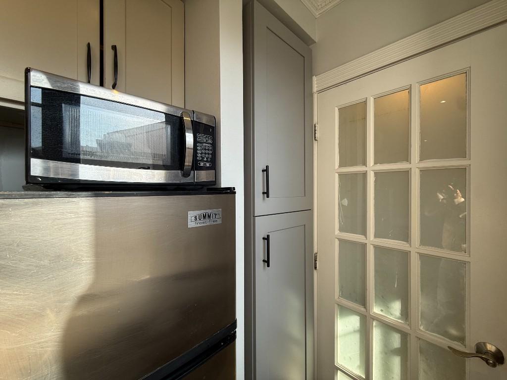 Building Photo - 410 E 13th St