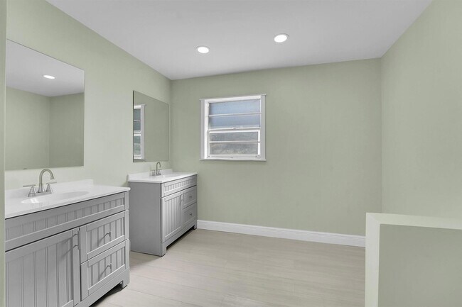 Building Photo - 154 SE Naranja Ave
