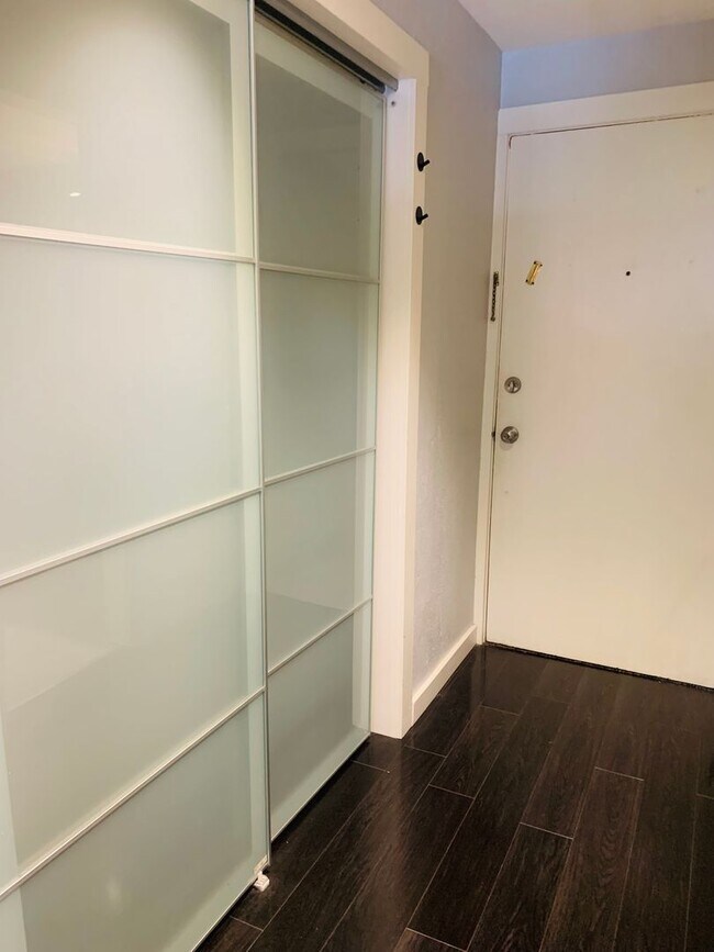 Building Photo - 1 Bedroom 1 Bathroom in Congress Park      **Move-In Special**