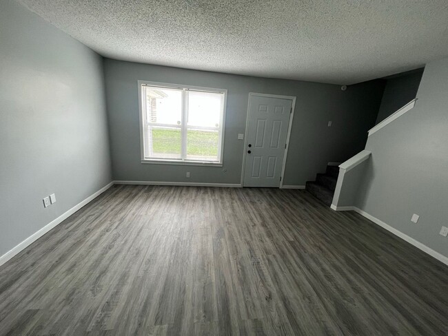 Building Photo - Beautifully Remodeled 2/1 apartment in Par...