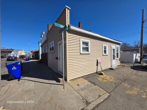 Building Photo - Studio 1 bath with Full Kitchen Available in Hyde Park