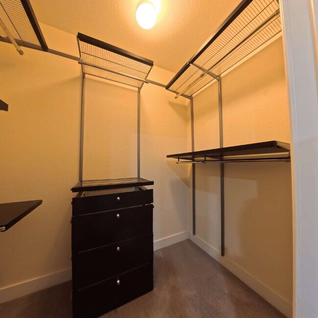 Building Photo - Charming 2nd Floor Unit In Gated Community!