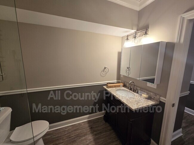 Building Photo - 545 Lakeview Dr