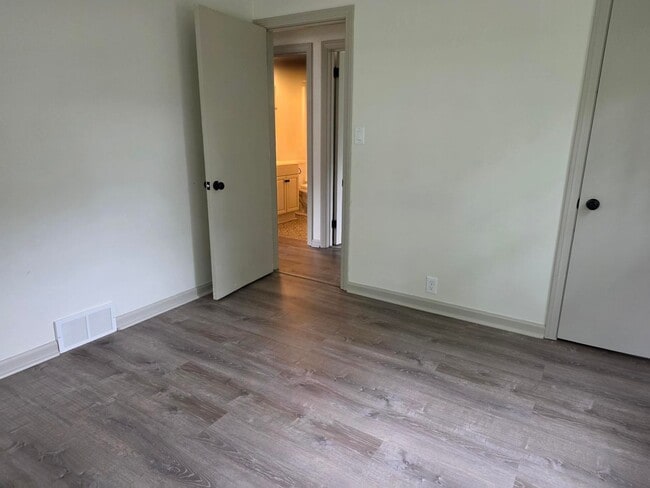 Building Photo - 2 bedroom 1 bath single family home