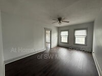 Building Photo - 1021 E Walnut St