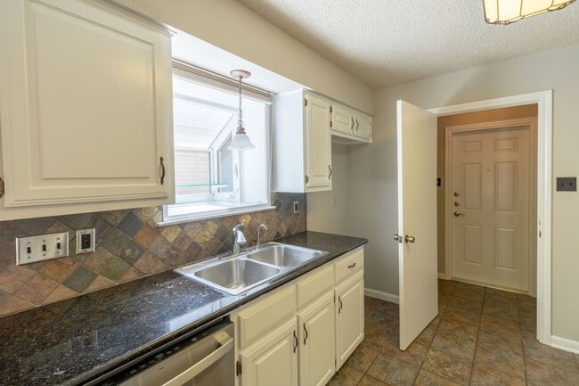 Building Photo - Gorgeous 3 Bedroom, 2 Bathroom Home in Aus...