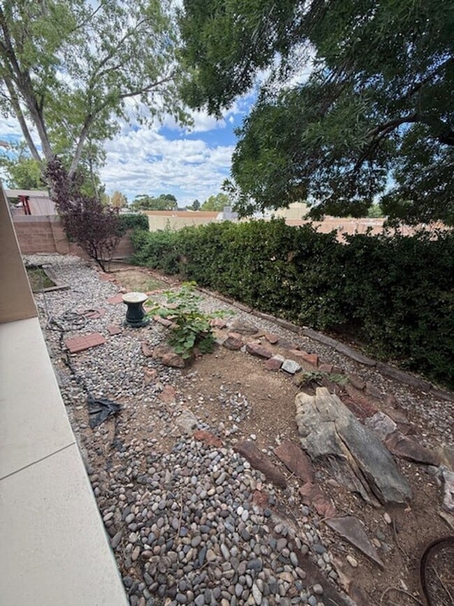 Building Photo - *************REDUCED and READY ******* Townhouse all one level, three bedrooms, two full bathroom...