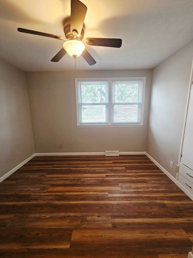 Building Photo - 3 BED | 1 BATH | SINGLE GARAGE | WEST RAPID