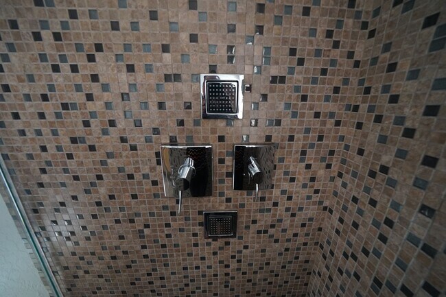 Building Photo - Showings Available NOW