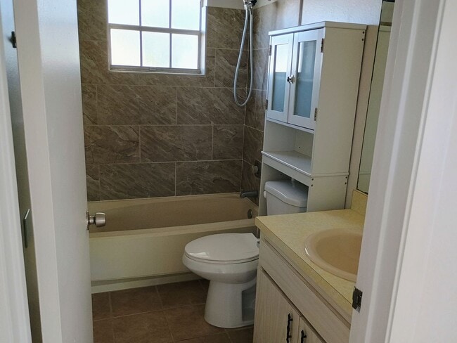 Building Photo - 2 bed 2 bath house for rent