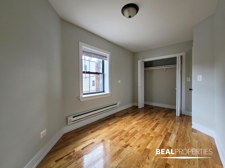 Building Photo - 819 W Cornelia Ave