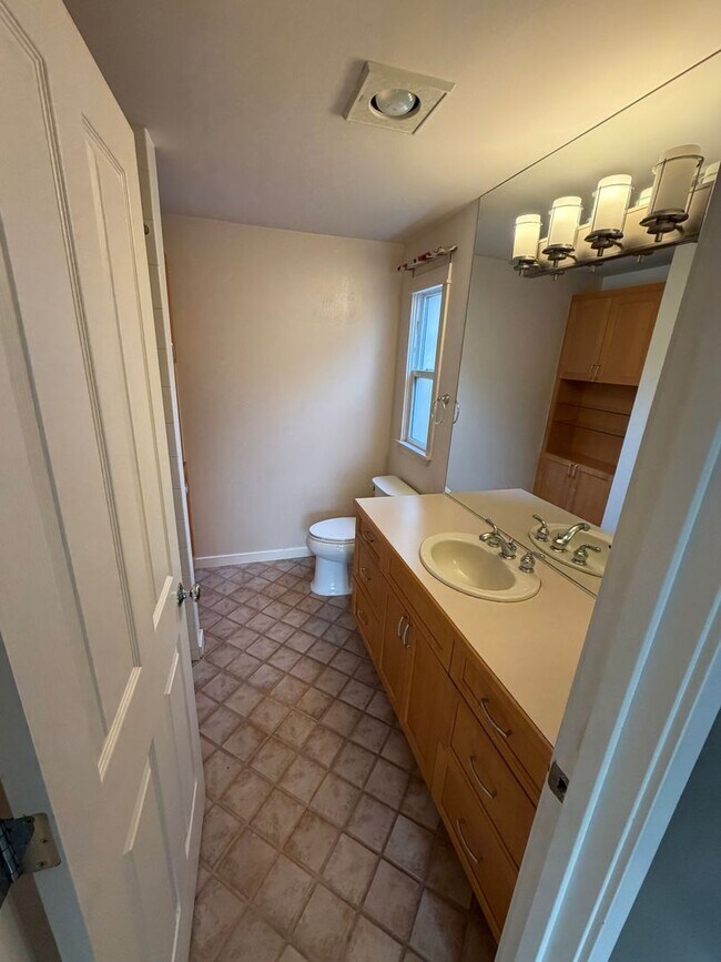 Building Photo - Tastefully Updated 2bd 2bath Queen Anne Condo for Rent!