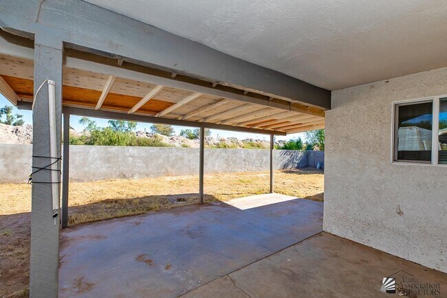 Building Photo - 2829 S 17th Ave
