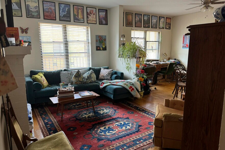 Building Photo - 727 W Roscoe St