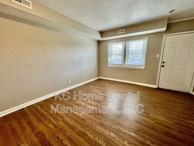 Building Photo - 4042 Paseo Blvd
