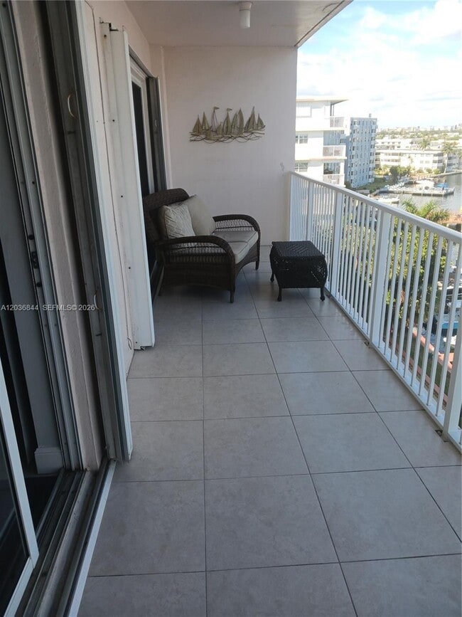 Building Photo - 400 Golden Isles Dr
