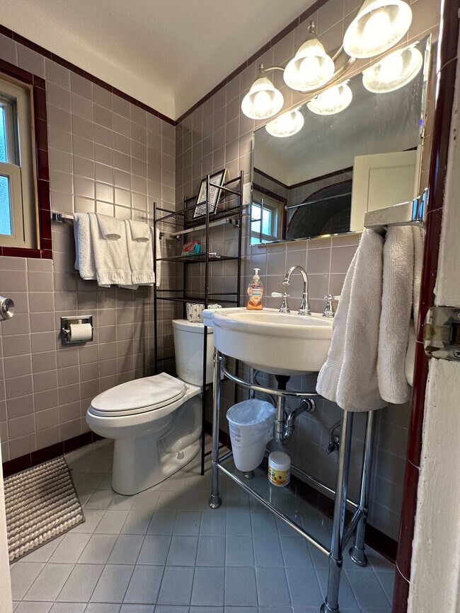 Building Photo - 1430 W Hendrickson Rd