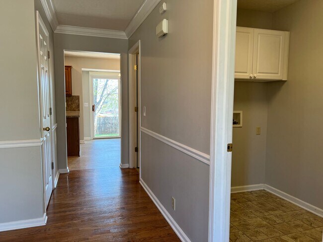 Building Photo - Well-Located 4 Bedroom with Versatile Living Space!!