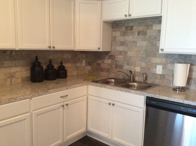 Building Photo - GREAT COLLEGE PROPERTY--PRE-LEASING FOR AUGUST! Completely Updated! 3 bedroom/2 bath Close to TTU...